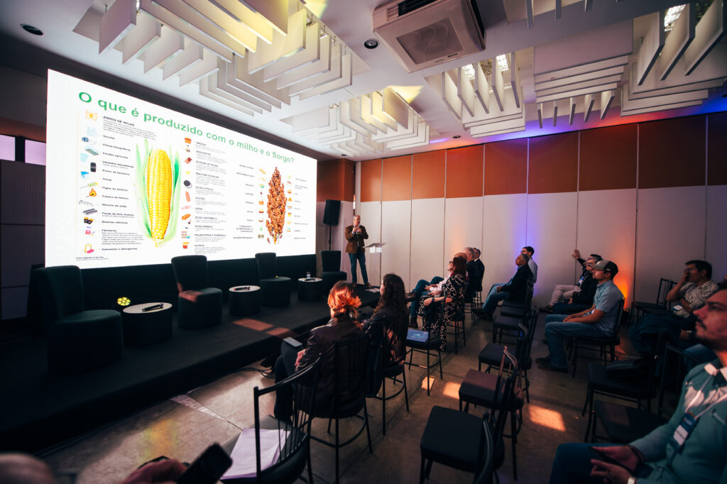 Na palestra, Bertolini destacou a diversidade de aplicações do milho e do sorgo.